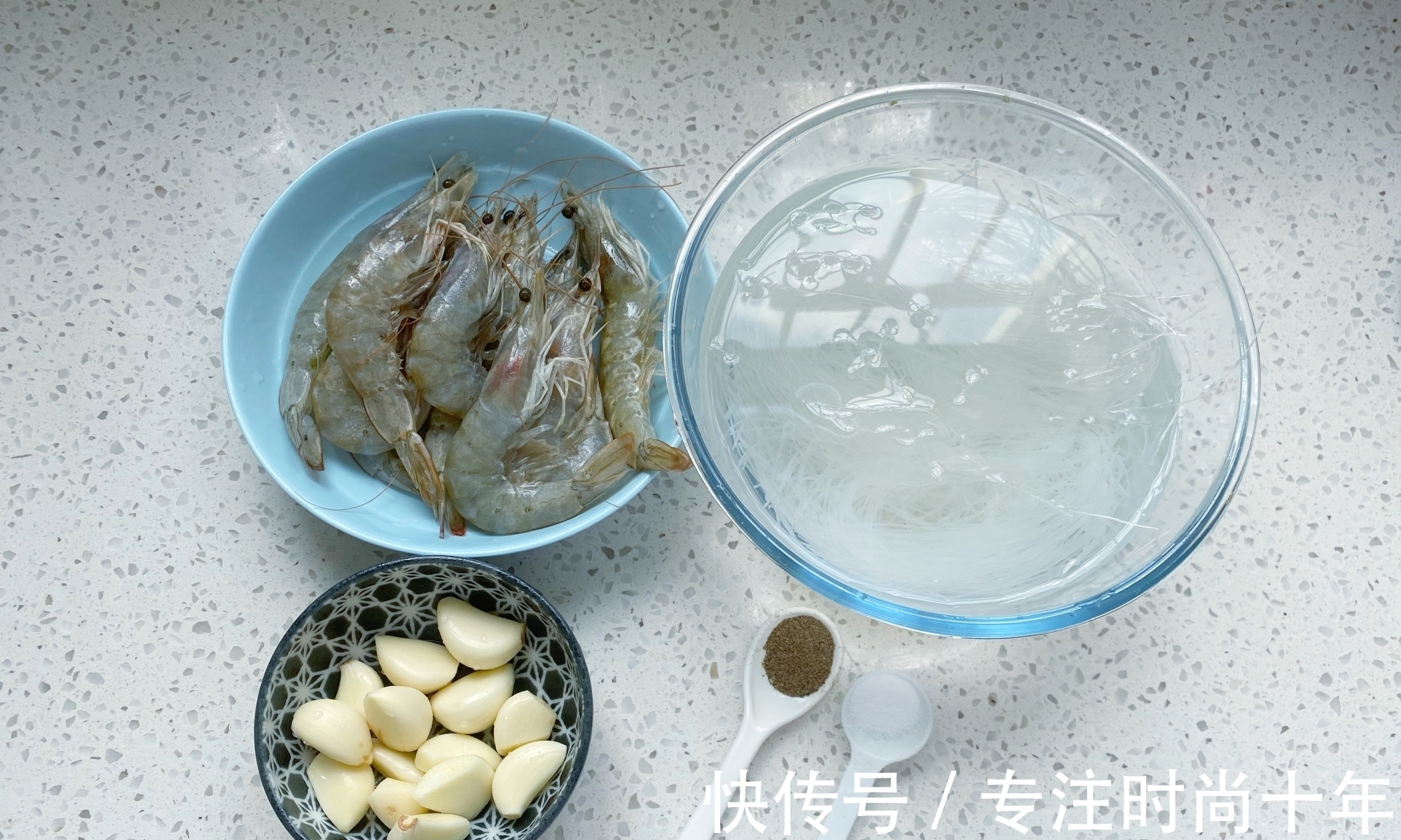 入味|蒜蓉粉丝蒸虾,粉丝不要焯水记住1招,虾肉鲜嫩粉丝入味又好