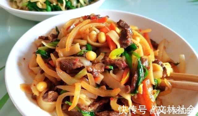 两口子周末这样吃午晚餐,不丰盛却舒心暖胃,网友简单的幸福