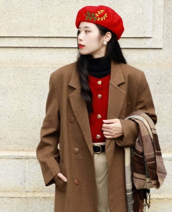 牛角扣|棕色大衣穿腻了?建议尝试叠穿法则,让你美得不一样,高级又洋气