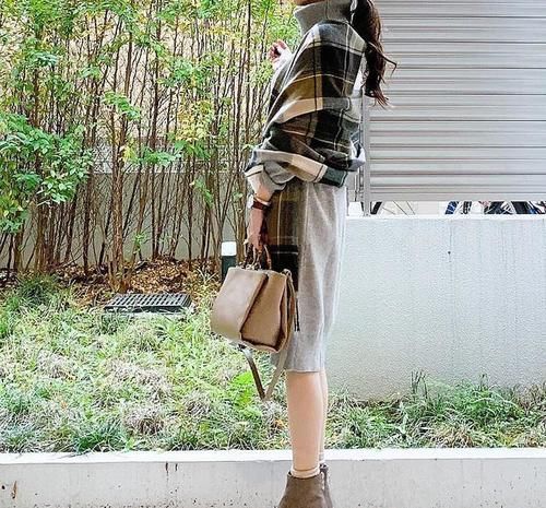 披肩长围巾的时尚卷法！冬天活跃的范本披肩搭配