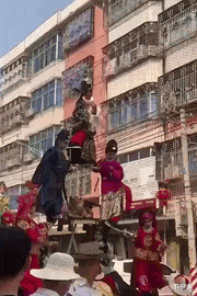 狗子|“一男子为了庆祝好友退役归来,竟女装欢迎?”哈哈哈哈