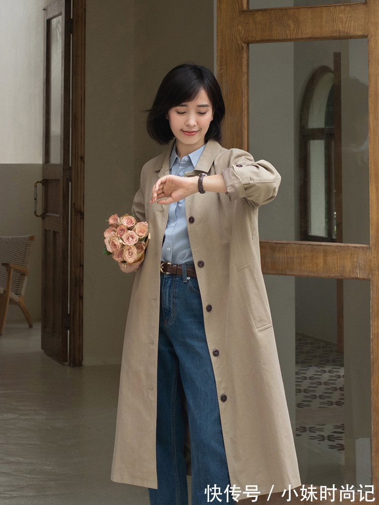 牛仔裤|38岁女性怎么穿风衣才洋气?搭配上蓝色衬衫和牛仔裤,高级又减龄