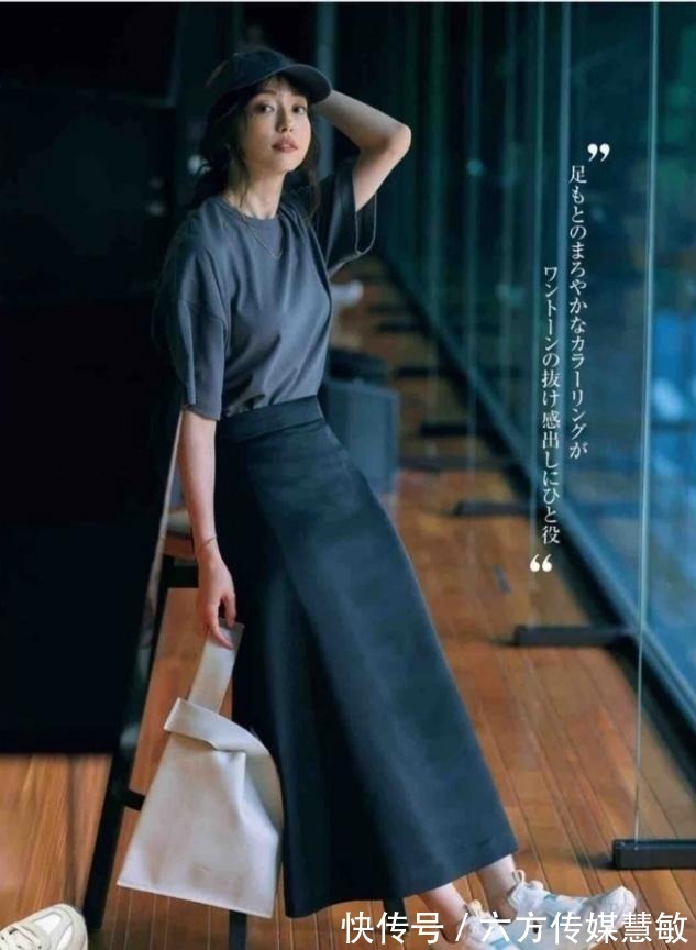造型|“膝下裙+低跟鞋”才是中年女人该有的打扮，不装嫩不显老还气质