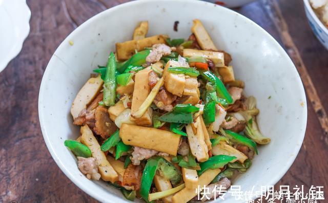 这道菜|侄女过生日，妈妈早上4点就起床，做了两大桌农家菜，吃嗨了