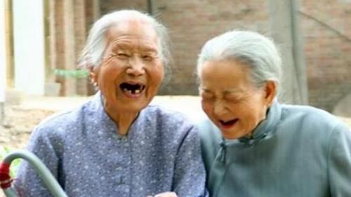 老人|104岁长寿老人秘诀烟酒不离手、运动从没有,但1件事从来不碰
