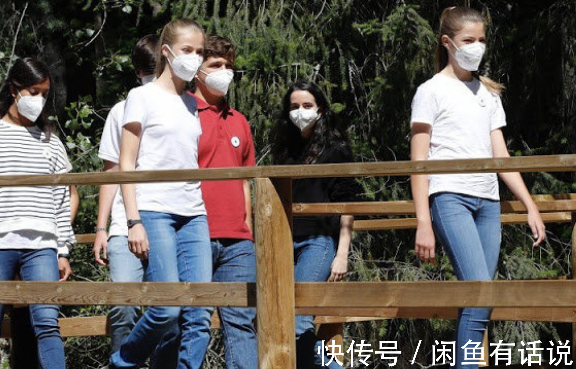 长腿|西班牙公主罕见穿基础款,白T+牛仔裤像邻家女孩,妹妹长腿真抢镜