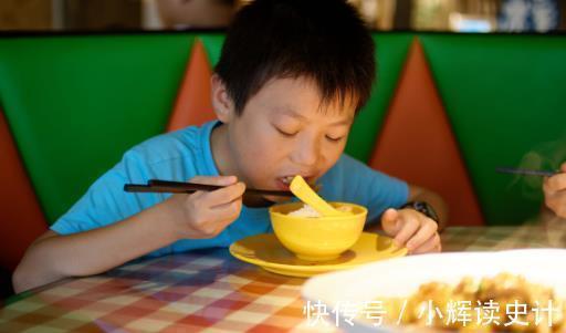 脾胃|2物是身高“抑制剂”,孩子常吃,身高或将损失8cm,父母们要注意