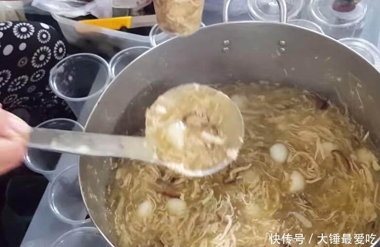 营养丰富|下岗大妈街边卖这独特的“汤”,10块一杯,不到1小时全抢光