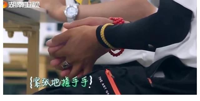 张碧晨|丁真的社交尴尬症，紧张的直搓手