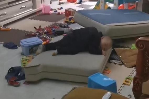 阳台上|佛系奶奶带娃走红,面对熊孩子拆家视而不见,躺在阳台淡定自如