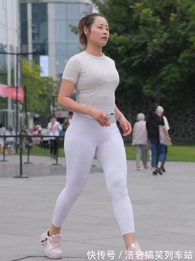 面料 瑜伽裤穿搭选择野性性感,很经典的款式,值得一试