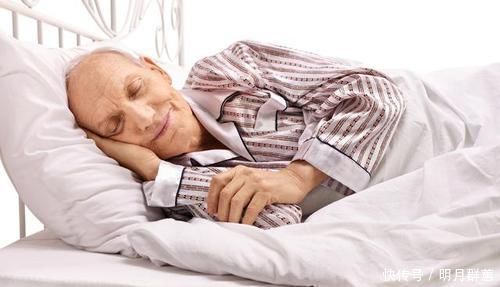 睡眠时间|过了60岁，要想被长寿青睐，必须戒掉这件事，不是烟酒也不是熬夜