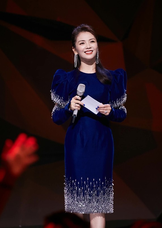 女强人|刘涛生图加淡妆也很美, 身穿“职场装”好大气, 挺有女强人风范