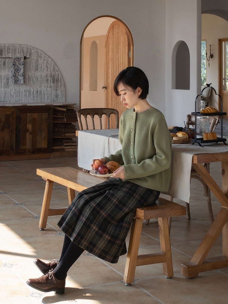 墨绿色|有气质的女人,都爱穿这4种色彩的针织衫,结合半身裙温柔又洋气