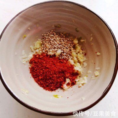 小楼一夜听春雨，今朝满城荠菜香