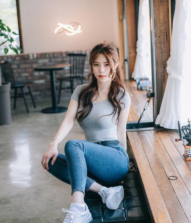 牛仔裤 小姐姐整体气质优雅干练，让自己的身材变得美丽和出众