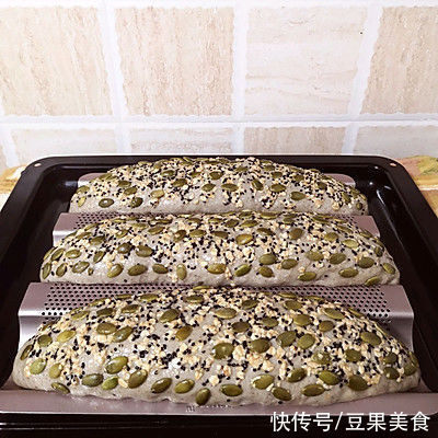 黑芝麻|#金龙鱼精英100%烘焙大师赛-爱好组高筋#黑芝麻馅软欧包