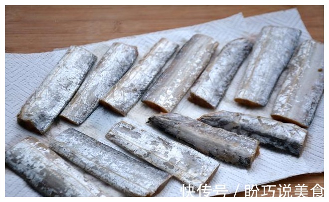 炸带鱼直接下锅炸难怪腥味重，多加这三步，带鱼不腥不腻又酥脆