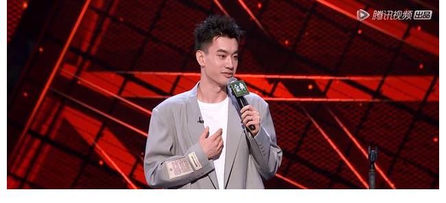 王校長|王思聰“王校長”在觀眾席現(xiàn)場觀看《脫口秀大會》決賽，被眼尖者發(fā)現(xiàn)