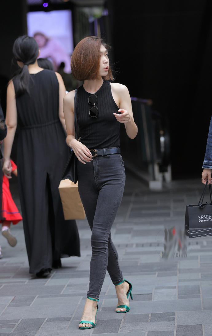 舒适|街拍穿牛仔裤的装扮去上班都显得很有大气稳重感!