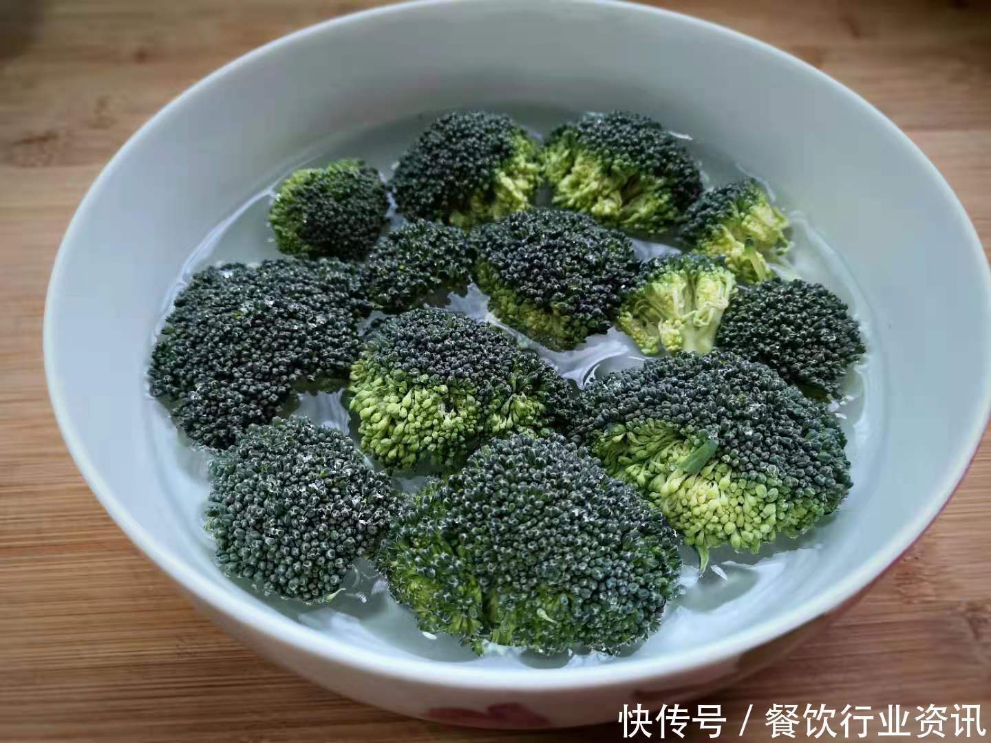 蓝花|“西蓝花鸡蛋羹”,每天早上都得做,10分钟出锅