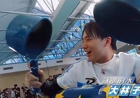 郭麒麟在水中被圍住時，下意識喊出了一個“人名”，你都多大的人了