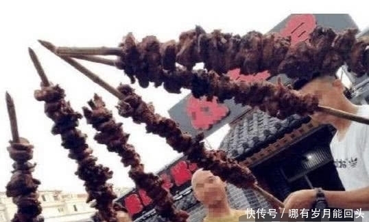 羊肉串|小伙吃羊肉串,不听老板劝告,烤好以后,“后悔”也来不及了