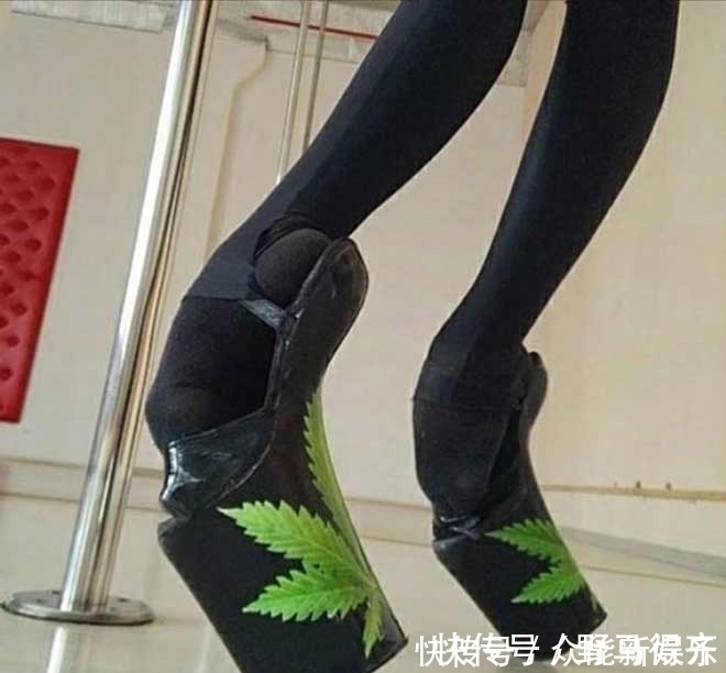 m令人瞠目的怪鞋子：仿效骆驼趾，把金鱼缸穿在脚下