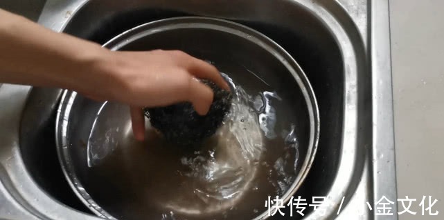 佳俊|用旧的钢丝球别扔掉，再这样处理一下，一年能省不少钱！