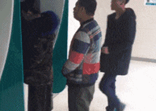 |搞笑GIF:妹子你这脸,是不是放鞭放多了