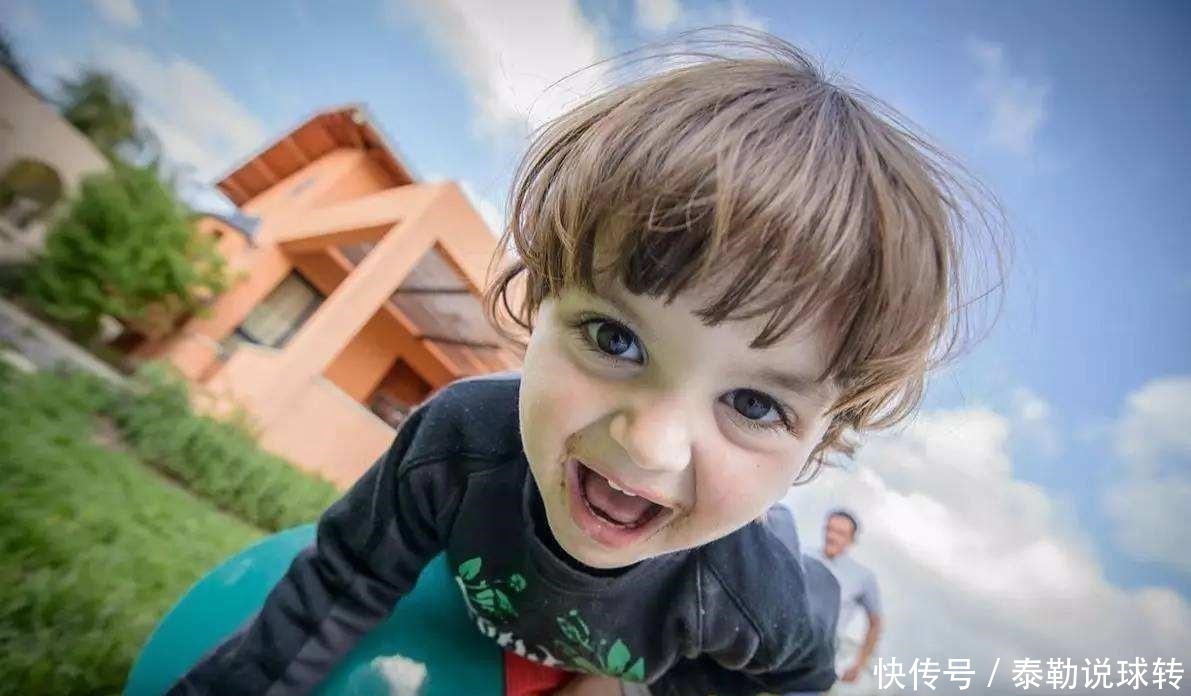 小女孩|因忘记给孩子买饮料,5岁女孩狠踹妈妈5脚,爸爸的做法太解气