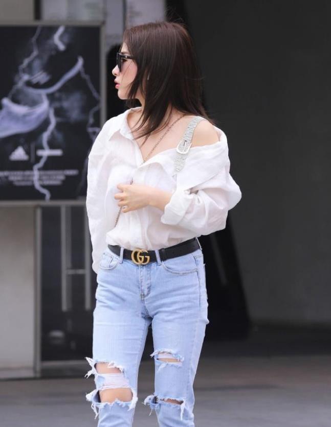 上衣|时尚靓丽的小姐姐,身穿牛仔裙搭配黑色上衣,尽显纤细美腿