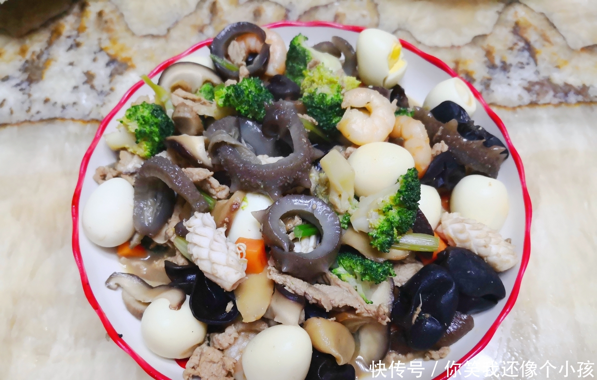 东北普通人家的年夜饭,摆盘虽不精致,味道一流,鱼肉海鲜全都有