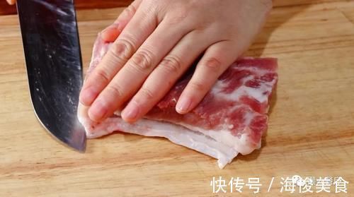 五花肉裹上淀粉糊，加一碗料汁炒，太下饭了，外皮想要更脆有窍门