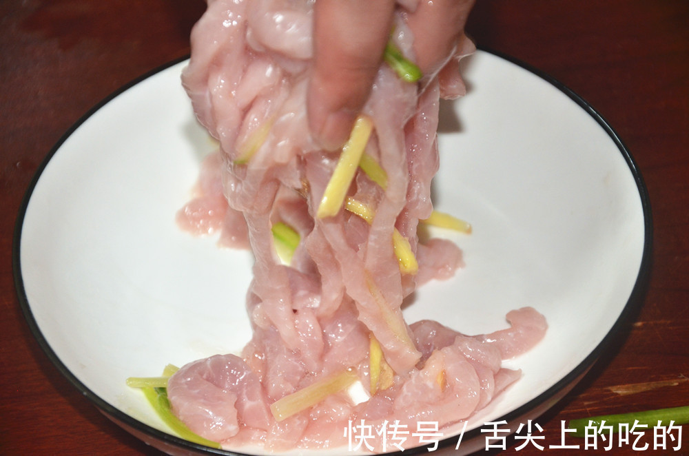 炒瘦肉有人加淀粉，有人放蛋清都错了，老师傅教你一招，嫩滑不腥