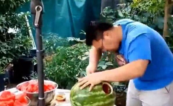 宝宝|宝爸给一岁宝宝穿上西瓜做的衣服,宝宝穿上后,下一秒却令宝爸刮目相看