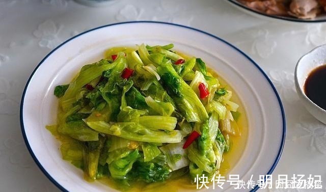 回家给老两口做午餐,虽然简单但营养美味,一家人吃饭就是香