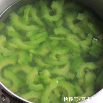 成就|#一勺葱伴侣，成就招牌美味#五花肉炒苦瓜
