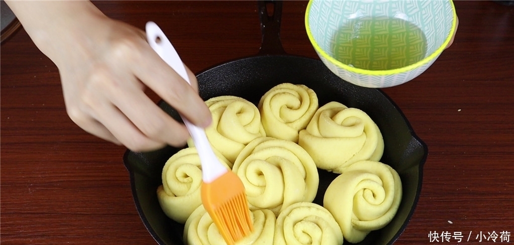 用玉米面做的早餐,咬一口暄软蓬松,做一次3天不起早,太香了