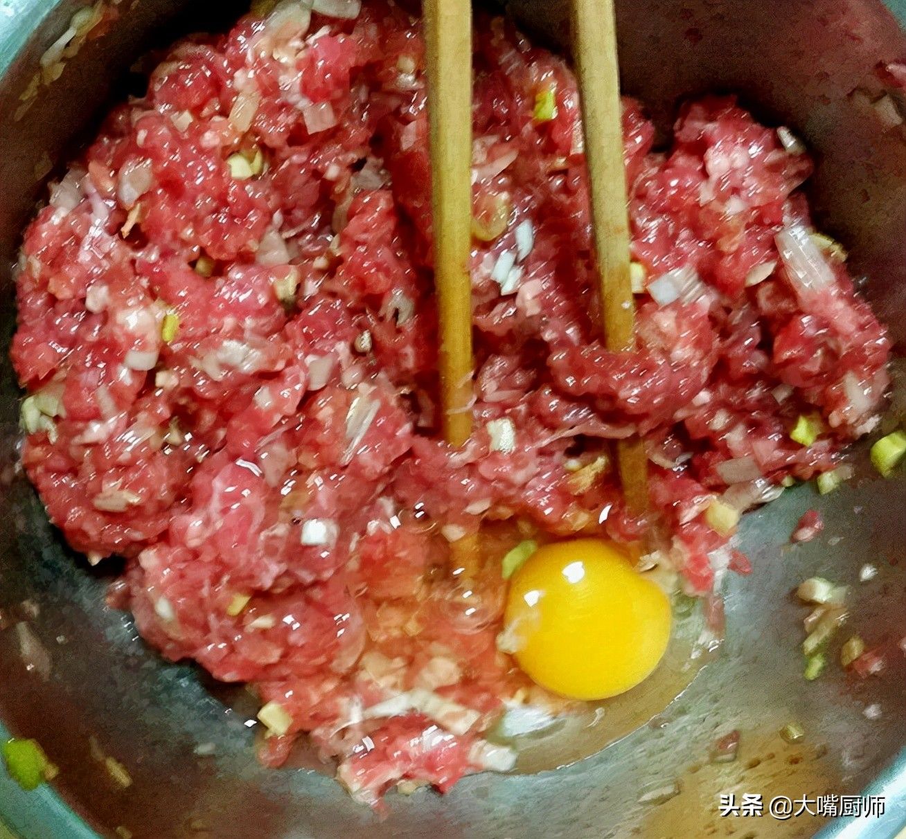 老辈人调饺子馅的3个经验，饺子饱满紧实，鲜嫩多汁，你不学吗？