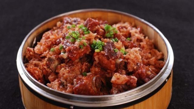 做粉蒸排骨时，直接下锅蒸大错特错，多加一步，排骨软糯可口