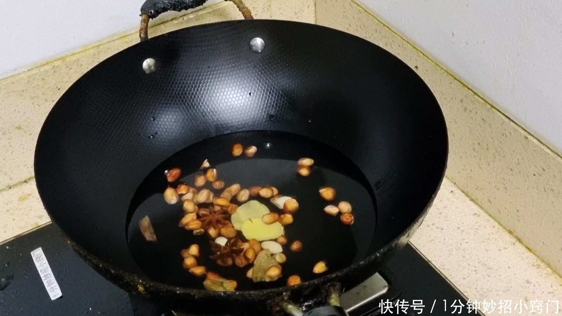 洋葱放锅里蒸一蒸,实在太厉害了,我是头一回见,真是高手在民间