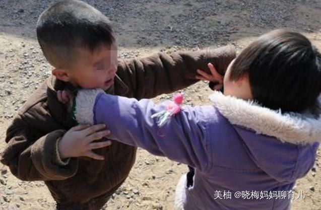 打架|“都是第一次当人,凭什么让你”,妈妈和2岁儿子打架意外走红