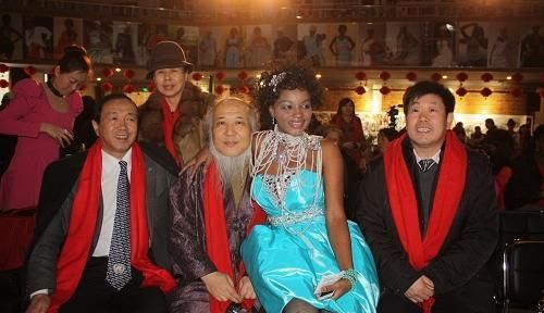 53岁中国画家，豪掷4000万娶小29岁的非洲少女，如今生活让人羡慕