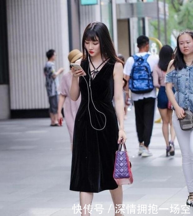 连衣裙|街拍:图三小姐姐穿的黑色连衣裙,优雅又性感
