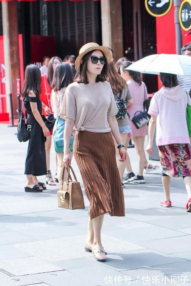 路人|路人街拍,小姐姐这一身穿搭,非常的清新靓丽,宛如漫画中的女孩
