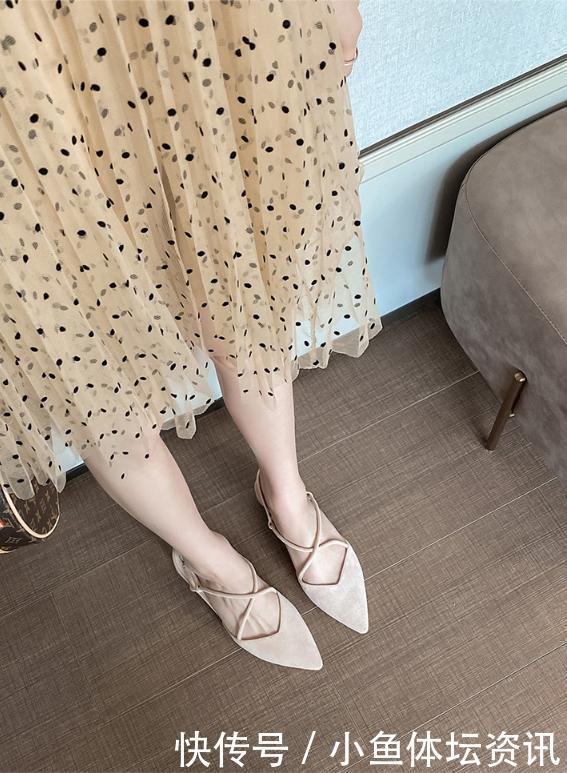凉鞋不一定要选细跟的,粗跟不但稳健时尚还在众多细跟中脱颖而出