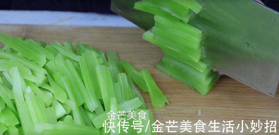 保存莴笋直接放地上是不对的，菜贩子教我一招，放上一个月都不坏