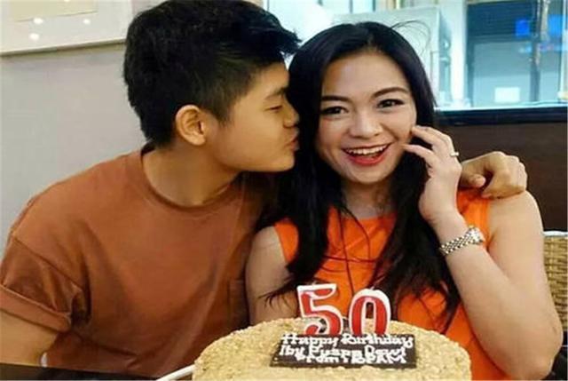 外孙|“最嫩外婆”产房门口抱外孙,路人疑惑:才生完孩子就能溜达了?