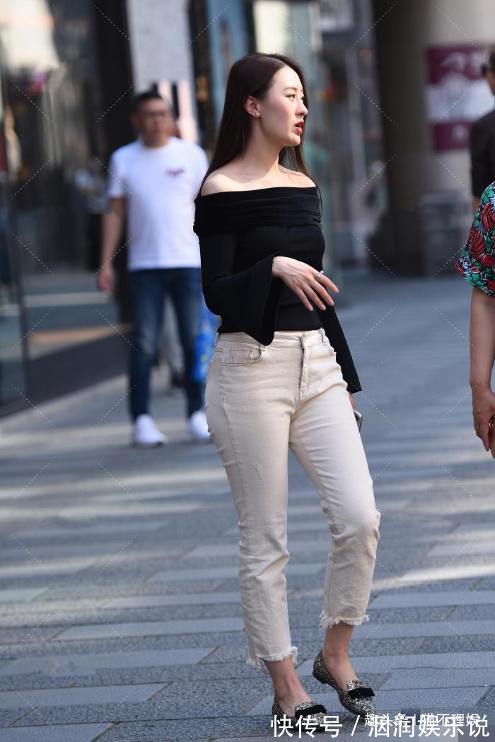 一字肩 一字肩丝绒上衣搭配米色牛仔裤,增添了几分高贵感